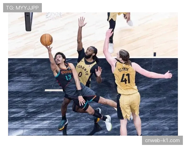 奇才采用全场紧逼策略，成功在末节初段迫近与猛龙的分差。